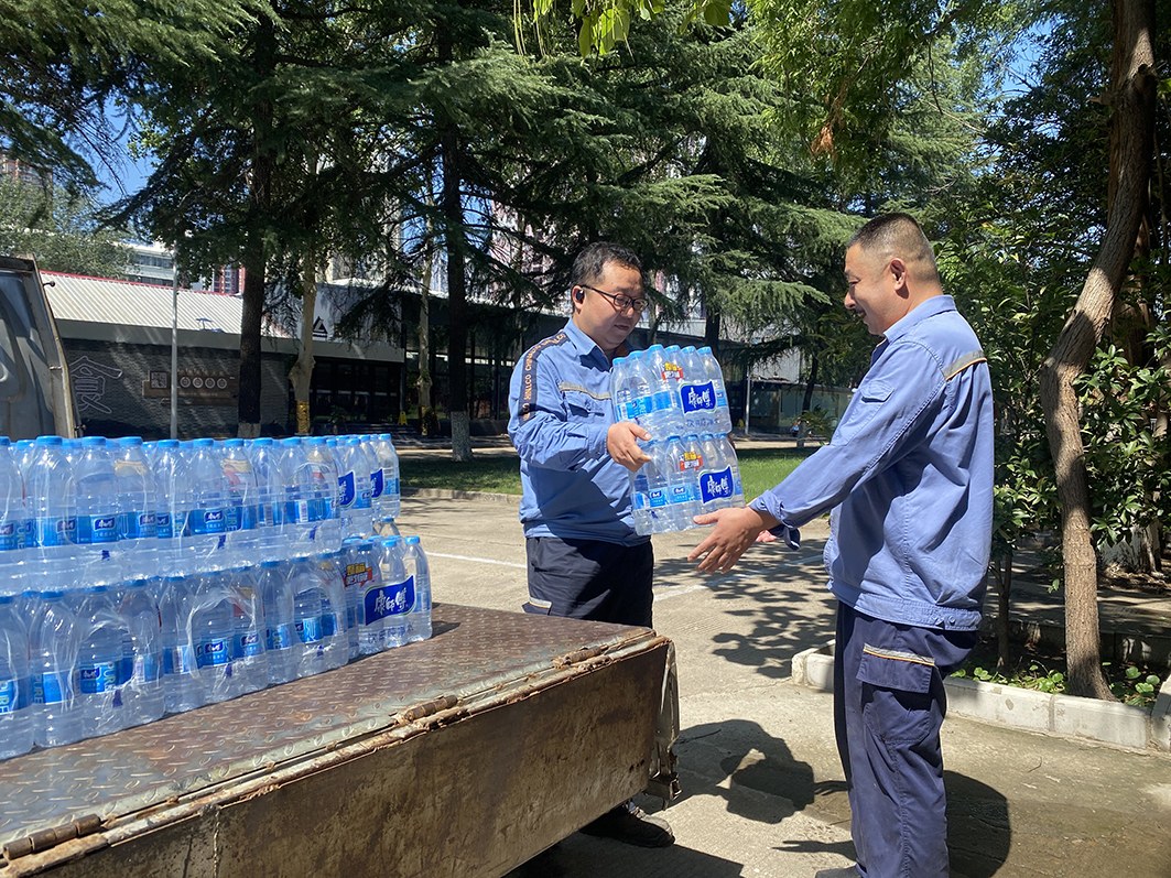 图为洛阳铜加工工会开展“夏送清凉”活动。李琳 摄