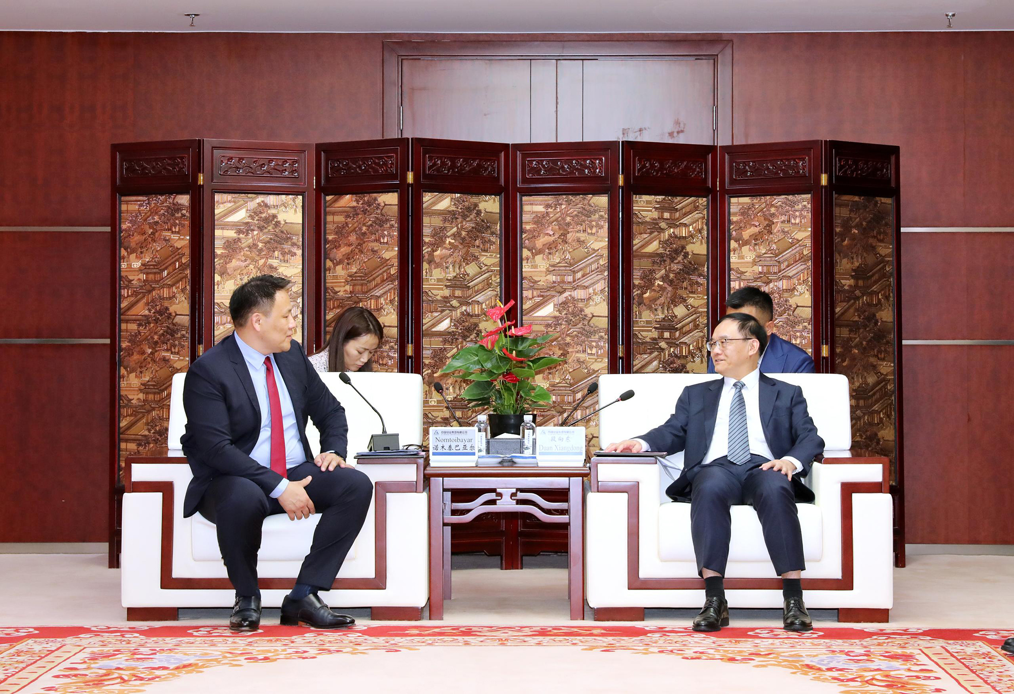 图为中铝集团董事长段向东与蒙古国副总理诺木泰巴亚尔举行会谈。郭志民 摄