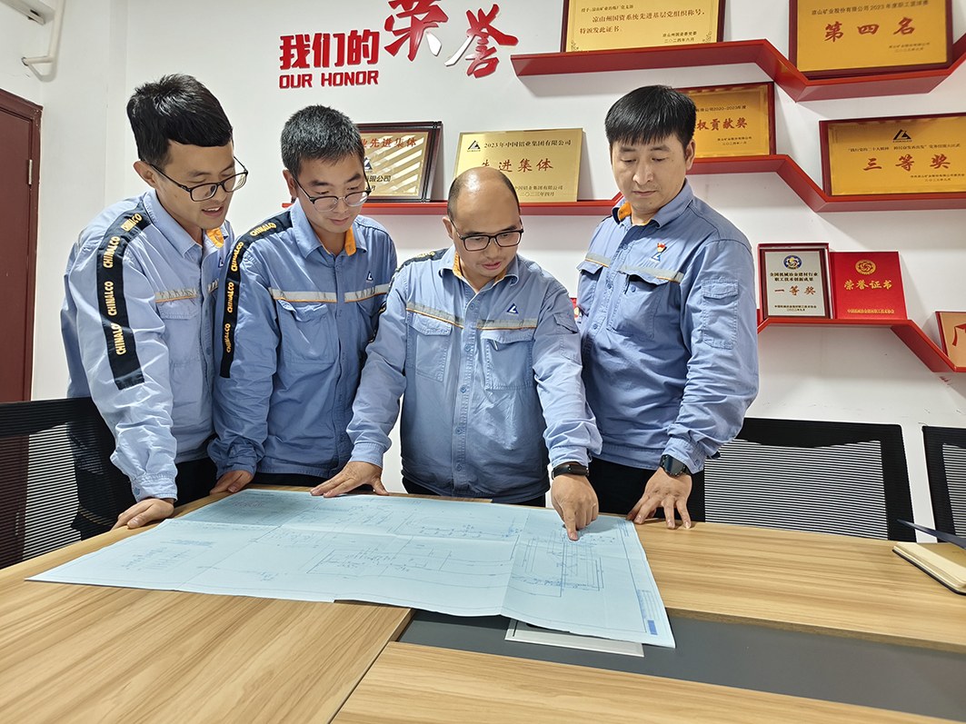 图为凉山矿业火法作业区员工研讨方案。 杨宇 摄