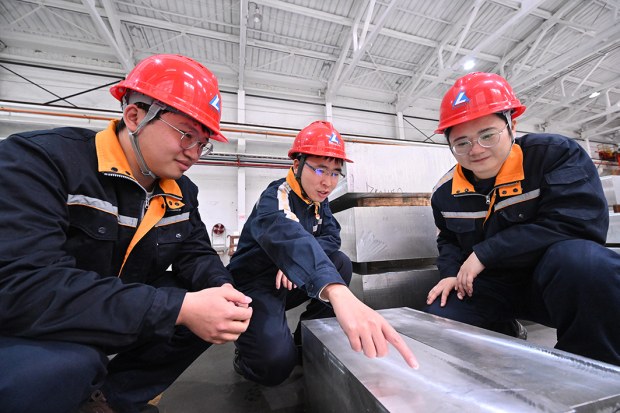 图为西南铝团队成员在生产现场开展工艺研讨。 李影 摄
